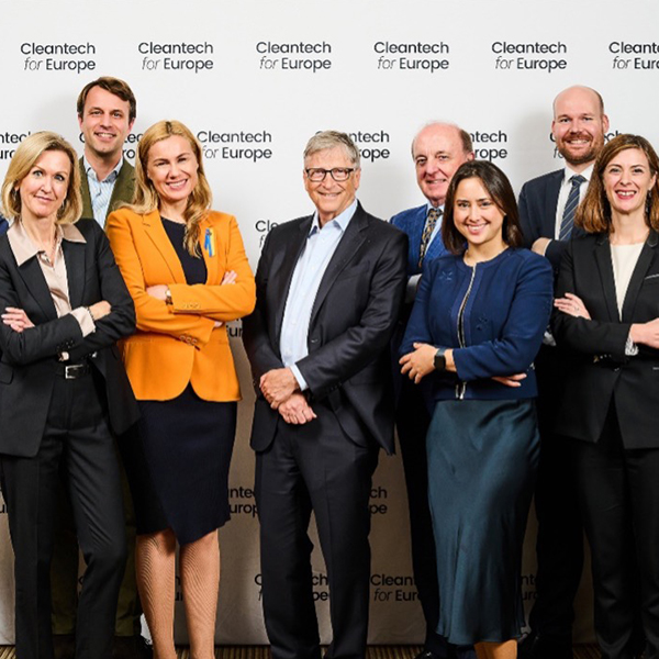 Bill Gates samen met de leden van de Cleantech scale-up coalition.
